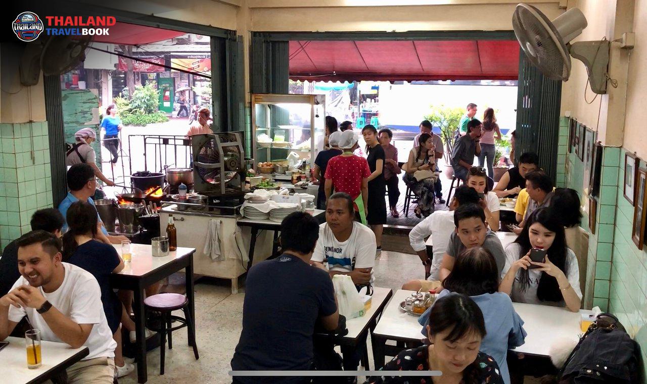 Trứng Cuộn Cua - Món Ăn Làm Nên Tên Tuổi Raan Jay Fai