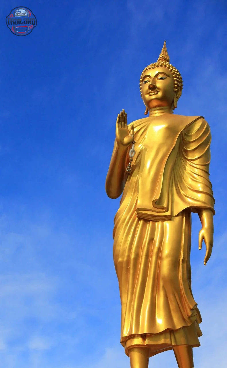 Người nước ngoài vui vẻ chụp ảnh tại điểm du lịch Thái Lan, hưởng lợi từ chính sách miễn thị thực.