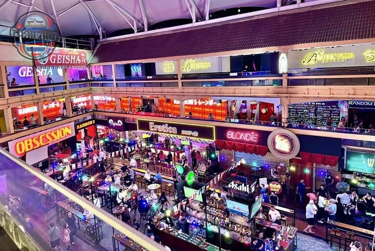 Nana Plaza Bangkok về đêm, khu giải trí sôi động hoạt động đến 4h sáng.