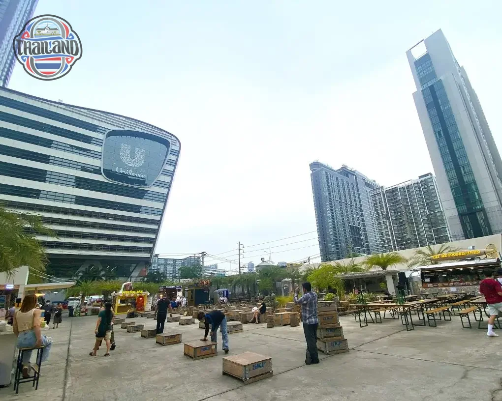 Khu vực chỗ ngồi chợ đêm Jodd Fairs Bangkok, thiên đường ẩm thực đường phố Thái Lan