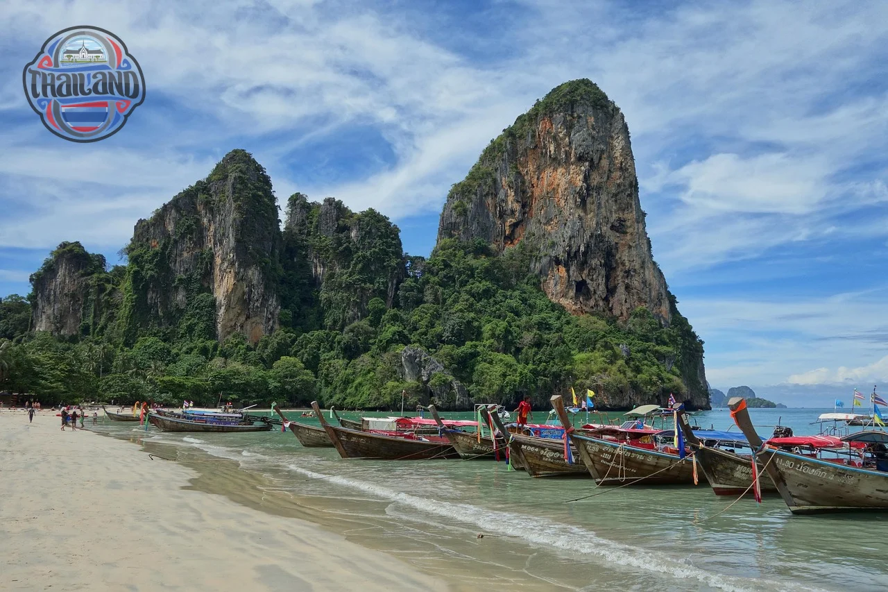 Du khách vui vẻ khám phá các địa điểm du lịch nổi tiếng tại Thái Lan với chính sách miễn thị thực.