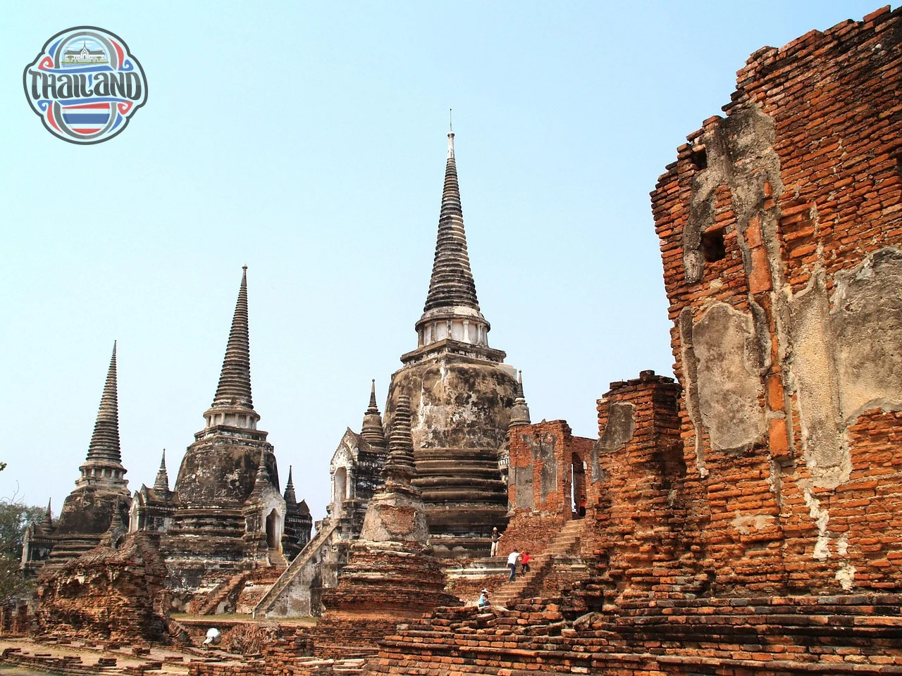 Người nước ngoài vui vẻ chụp ảnh tại điểm du lịch Thái Lan, minh họa miễn thị thực.