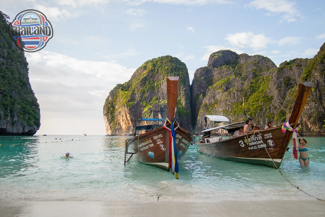 Bãi biển Koh Phi Phi Thái Lan với nước biển xanh ngọc và bãi cát trắng mịn.