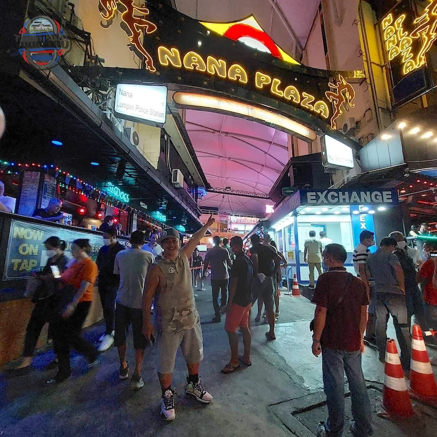 Biển hiệu lối vào Nana Plaza, Bangkok, điểm đến giải trí về đêm nổi tiếng.