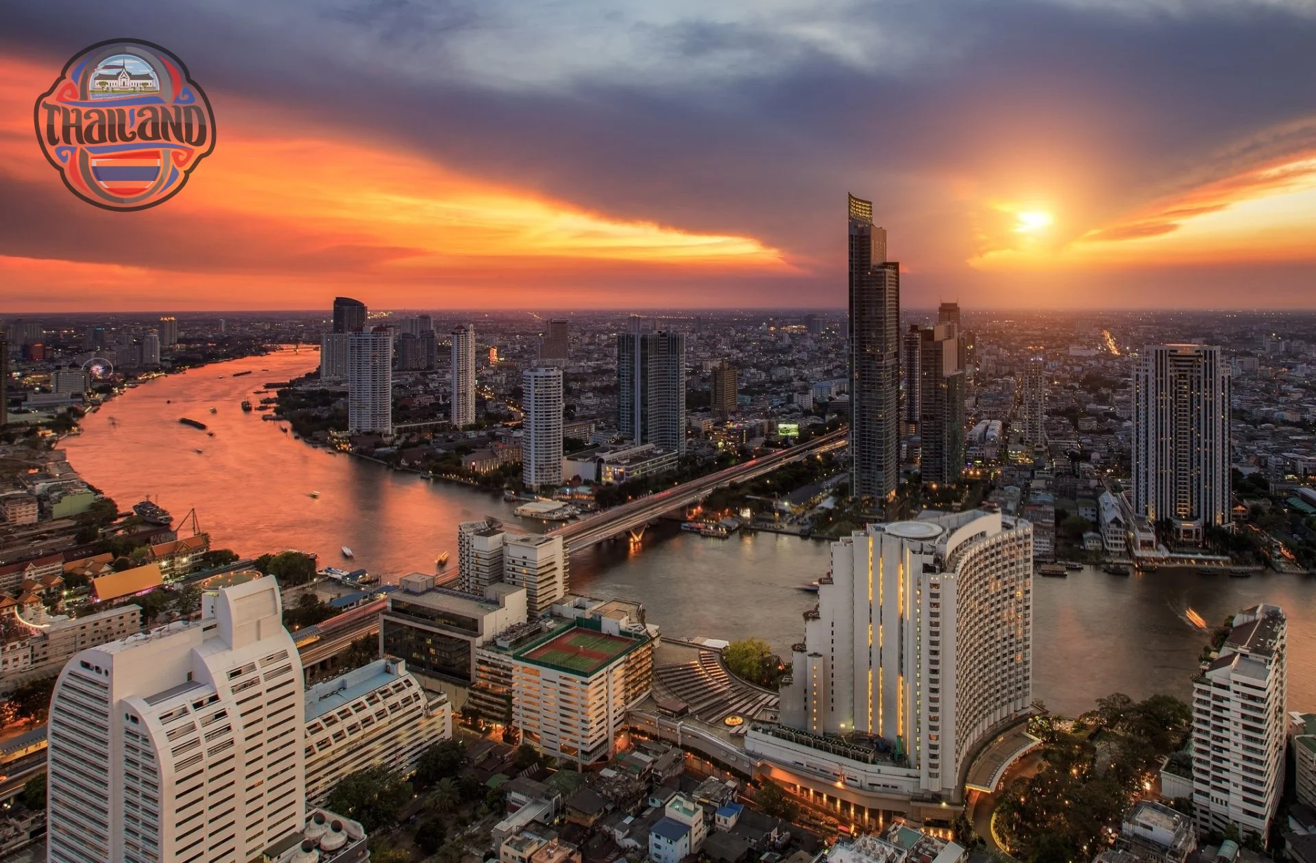 Người nước ngoài vui vẻ chụp ảnh tại địa điểm du lịch nổi tiếng ở Thái Lan, miễn thị thực.