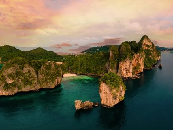 Vịnh Maya, Koh Phi Phi, Thái Lan nhìn từ trên cao lúc hoàng hôn, cảnh đẹp thiên đường biển.
