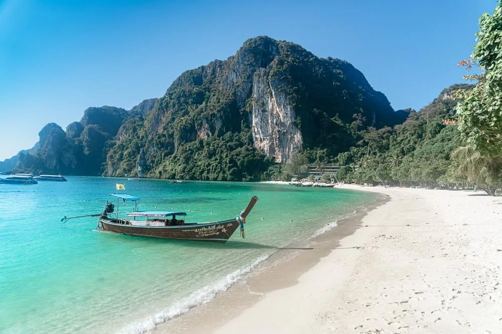 Bãi biển Tonsai Koh Phi Phi với vách đá vôi phía sau