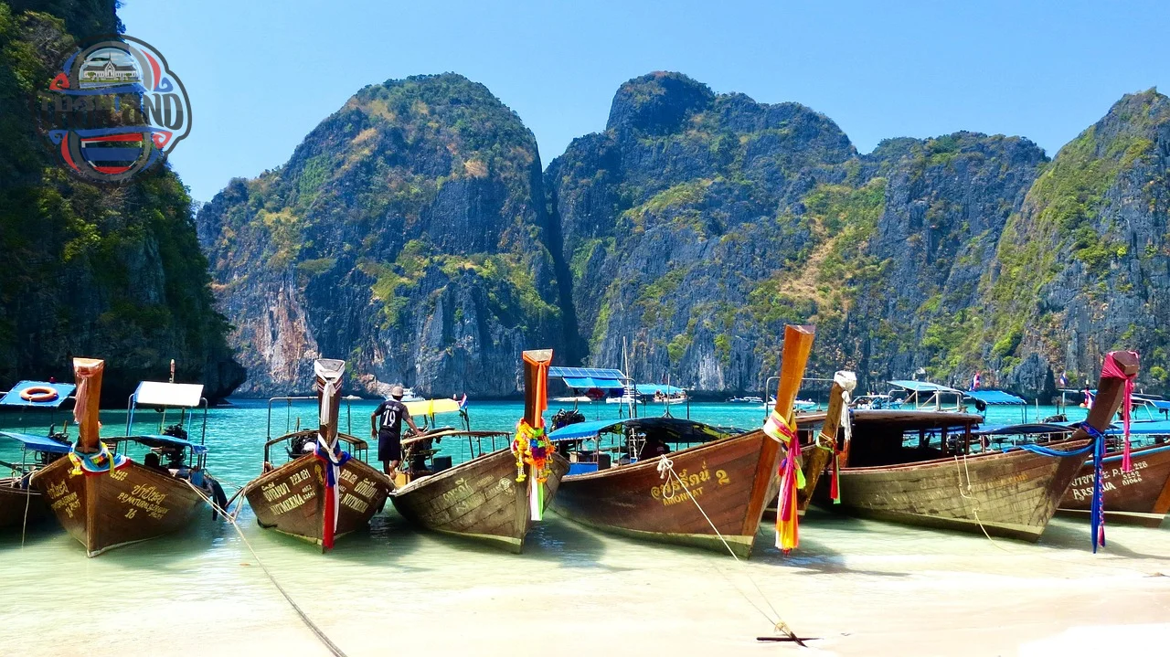 Bãi biển Koh Phi Phi Thái Lan với nước biển xanh ngọc và những vách đá vôi hùng vĩ