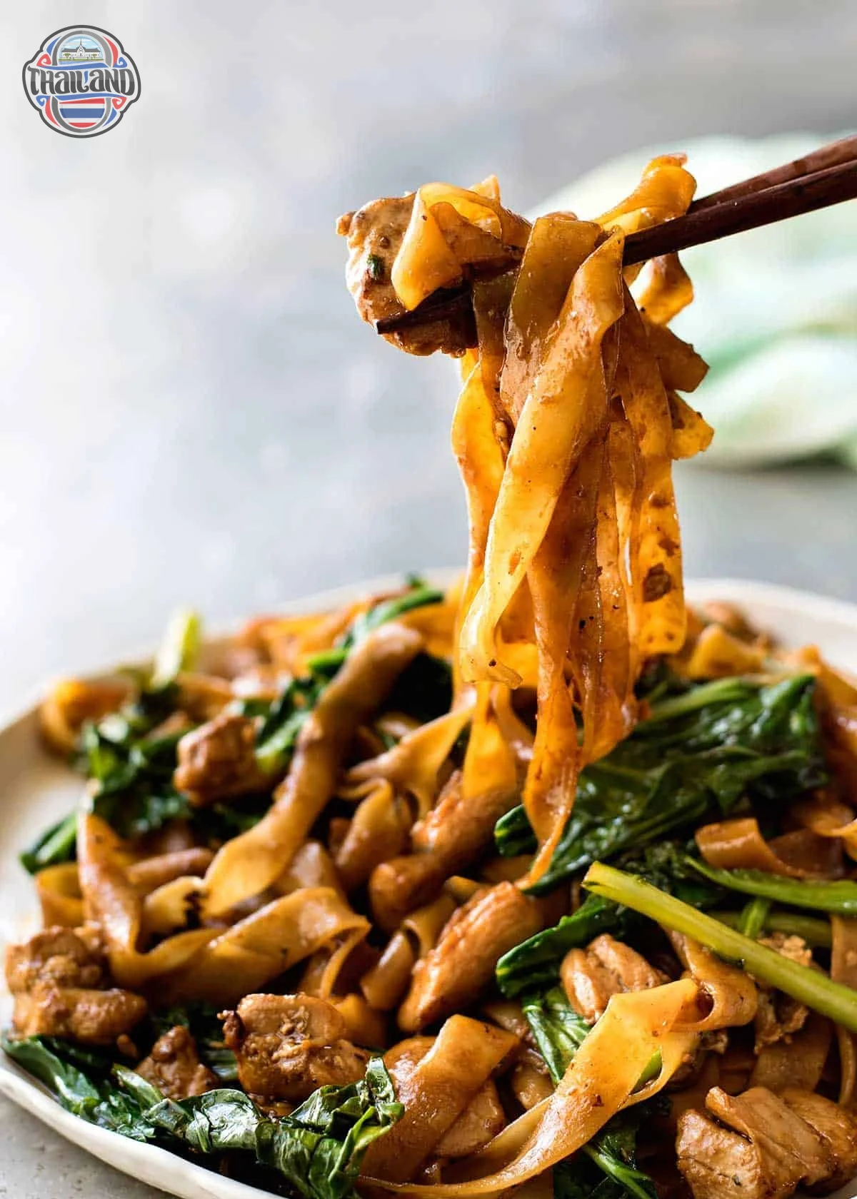 Pad See Ew - món mì xào kiểu Thái hấp dẫn, món ăn đường phố nổi tiếng ở Thái Lan.