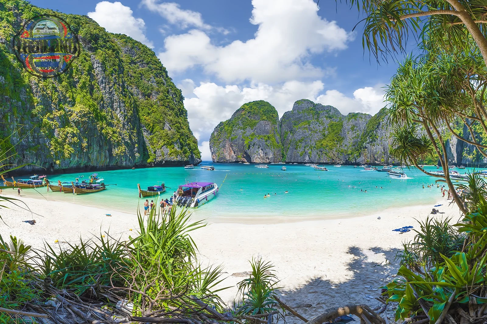 Biển xanh ngọc bích và bãi cát trắng mịn tại Koh Phi Phi, thiên đường biển Thái Lan.